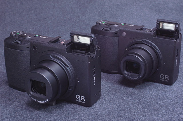 Ricoh GR-DIGITALIII（左）と同II