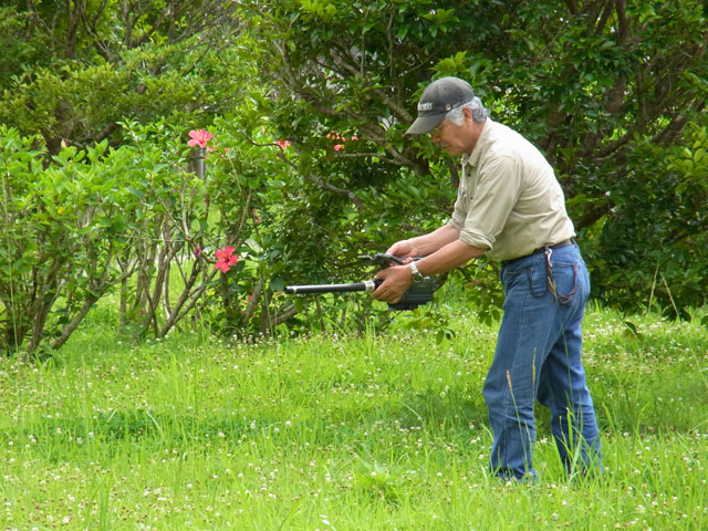 撮影中の栗林慧さん