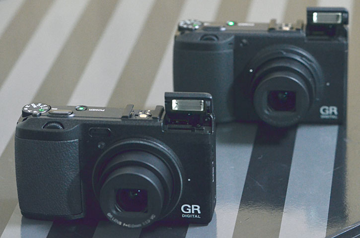 RICOH GR-DIGITAL IV（左）と同III
