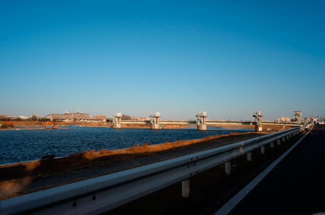 多摩川河川敷（二ヶ領上河原堰）