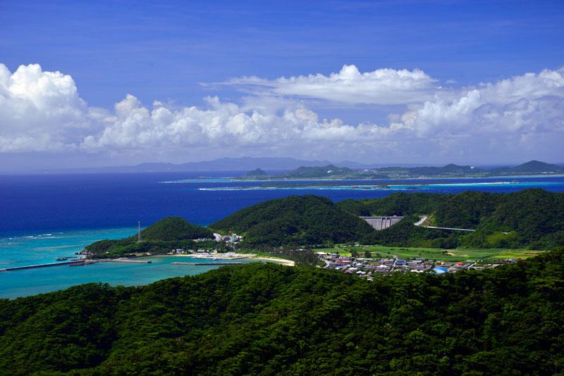 伊平屋島から伊是名島・沖縄本島方向