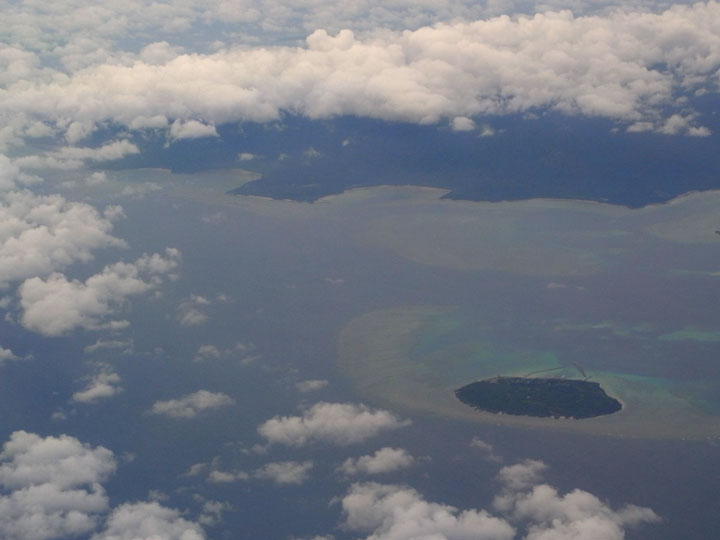 鳩間島と西表島北西部