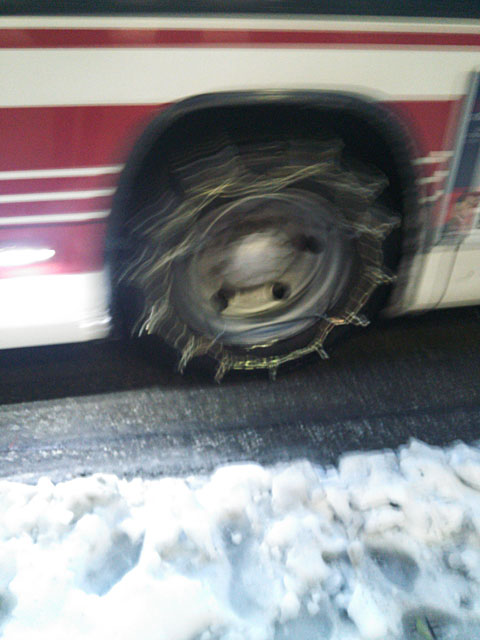 残雪とタイヤチェーン