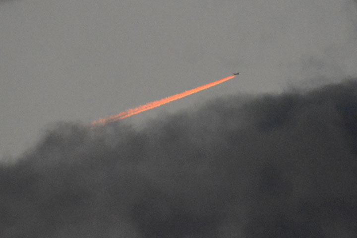 夕焼け飛行機雲
