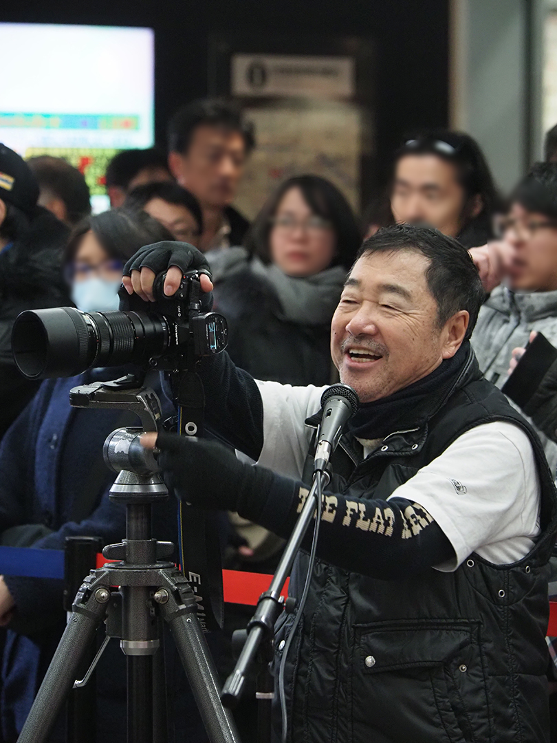 撮影中の山岸伸さん