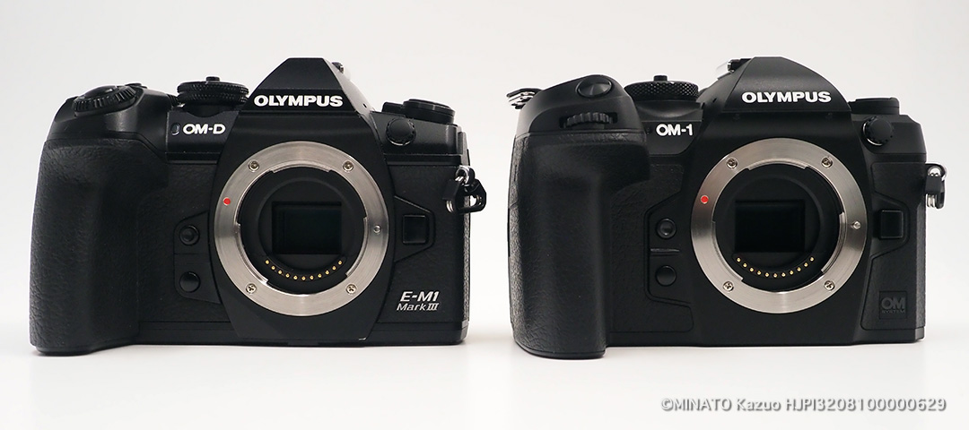 OM SYSTEM OM-1（右）