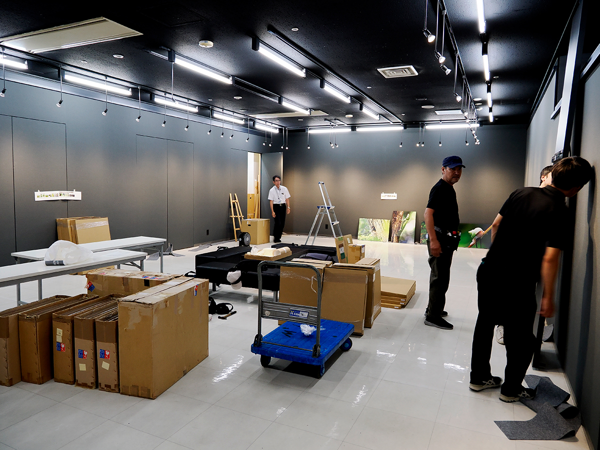 写真展設営作業（15:40)