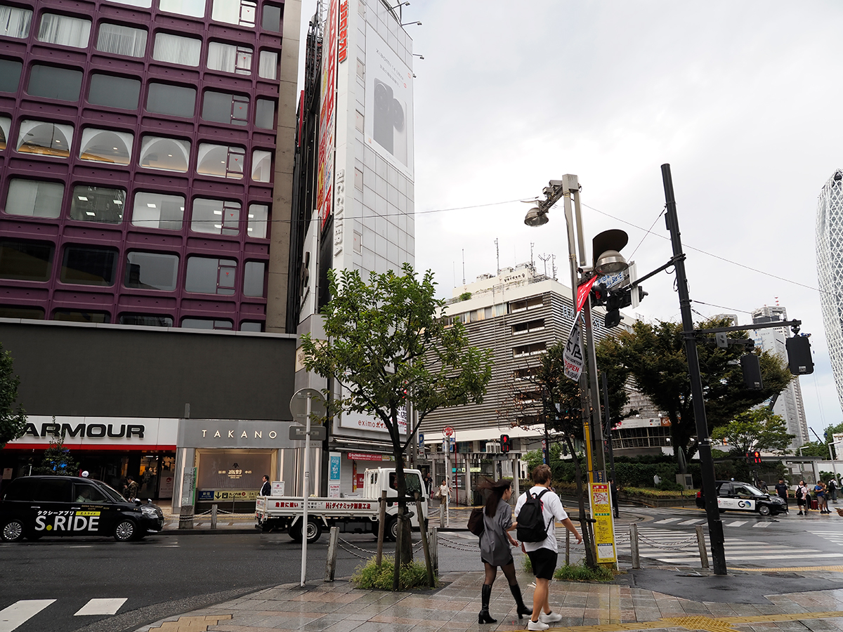 新宿東口から西口方向