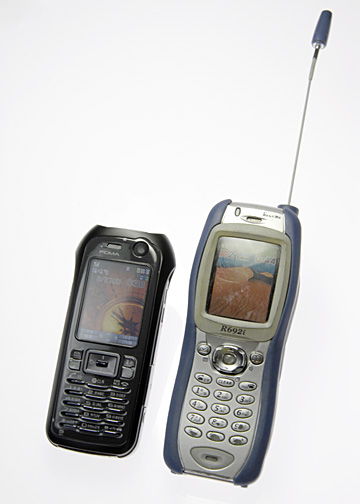 新旧防水携帯電話