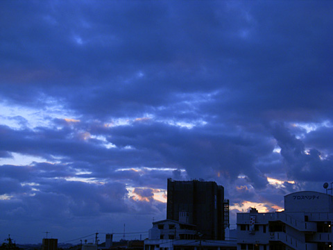 雲の隙間からの夕焼け