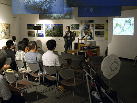 写真展「南西諸島の自然への想い」トークショー(尾園暁さん撮影) 写真展「南西諸島の自然への想い」トークショー(尾園暁さん撮影)