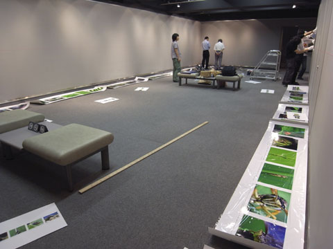 写真展設営作業