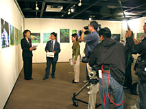 QAB「リュウキュウの自然」中継・三上智恵さんと(太田千鶴さん撮影) QAB「リュウキュウの自然」中継・三上智恵さんと(太田千鶴さん撮影)