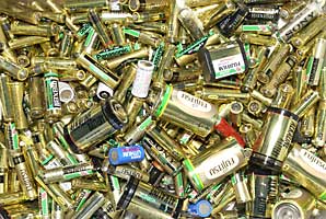 使用済み乾電池の山