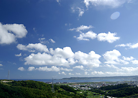 西原町から知念半島方面を望む