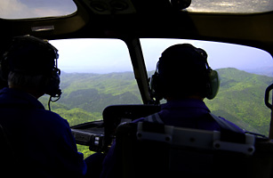 新緑のやんばる、ヘリで空撮