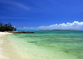 伊是名ビーチ（沖合は屋那覇島）