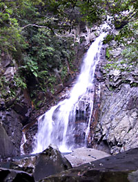 沖縄本島北部、比地の大滝