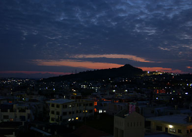 沖縄本島中部・西原町の夕暮れ(18:56）