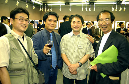 海野和男さん(右端)写真展オープニングパーティ(田中博さん撮影) 海野和男さん(右端)写真展オープニングパーティ(田中博さん撮影)
