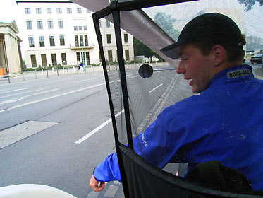 ベルリン市内を走るベロタクシー車内から