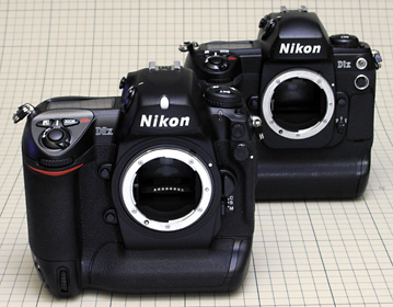 NikonD2X（手前）と同D1X