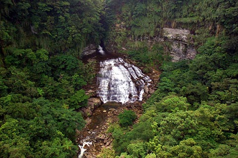西表島板敷(マヤグスク)の滝 西表島板敷(マヤグスク)の滝