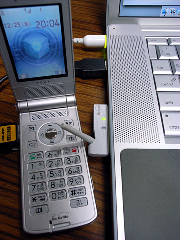 FOMA（左）とカード型PHS